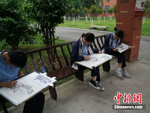 学生们在什邡市七一中学校园内。中新网记者 宋宇晟 摄