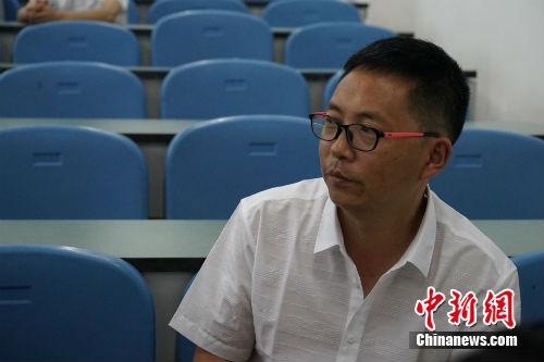 什邡市七一中学教师伍昌杰在接受记者采访。中新网记者 宋宇晟 摄