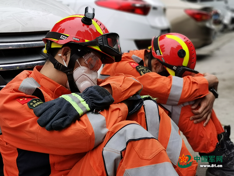 湖南长沙居民自建房倒塌事故现场救援人员成功救出第10位被困者(组图)