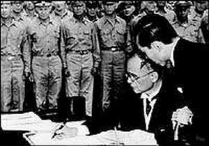 日本政府代表重光葵签字。