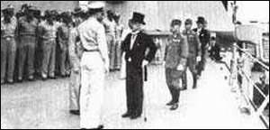 日本代表团登上“密苏里”号参加投降签字。