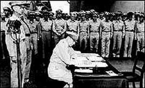 同盟国代表麦克阿瑟五星上将签字，身后是美国陆军少将乔纳森·温赖特和英国陆军中将亚瑟·帕西瓦尔。