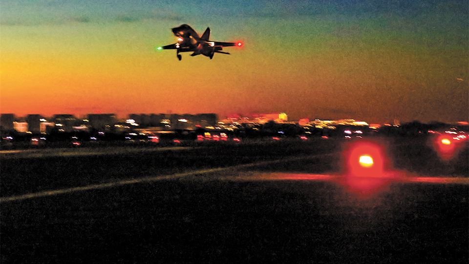 暗夜出击  雏鹰砺翅：海军航空大学某团跨昼夜飞行训练影像